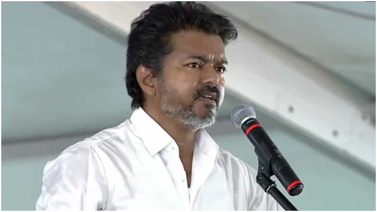 ಚುನಾವಣೆ ಹತ್ತಿರ ಆದಾಗಲೇ ಡಿವೋರ್ಸ್ ವಿಷಯ ಬಹಿರಂಗ ಮಾಡಿದ್ದಕ್ಕೆ ದಳಪತಿ ವಿಜಯ್ ಗರಂ ಚುನಾವಣೆ ಹತ್ತಿರ ಆದಾಗಲೇ ಡಿವೋರ್ಸ್ ವಿಷಯ ಬಹಿರಂಗ ಮಾಡಿದ್ದಕ್ಕೆ ದಳಪತಿ ವಿಜಯ್ ಗರಂ