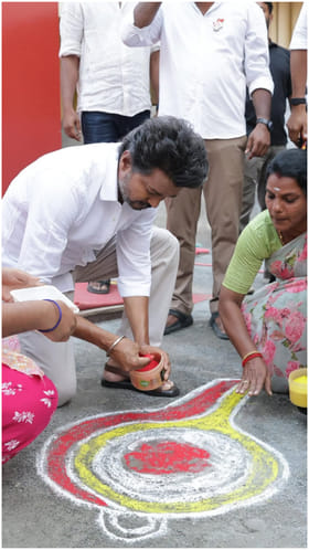 ಮಹಿಳೆಯರ ಜತೆ ರಂಗೋಲಿ ಹಾಕಿದ ದಳಪತಿ ವಿಜಯ್