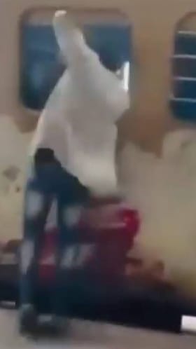 ರೈಲಿನಲ್ಲಿ ಪ್ರಯಾಣಿಕನ ಮೊಬೈಲ್ ಕದಿಯಲು ಹೋಗಿ ಕಳ್ಳನ ಸ್ಥಿತಿ ಏನಾಯ್ತು ನೋಡಿ