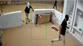 Video: ಬಂದೂಕು, ದೊಣ್ಣೆ ಹಿಡಿದು ಮನೆಗೆ ನುಗ್ಗಿದ ಮುಸುಕುಧಾರಿಗಳು