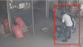 ಈರುಳ್ಳಿ ಖರೀದಿಗೆಂದು ರೈತ ಸ್ಕೂಟಿಯಲ್ಲಿಟ್ಟಿದ್ದ 5 ಲಕ್ಷ ರೂ. ಕದ್ದ ಕಳ್ಳ