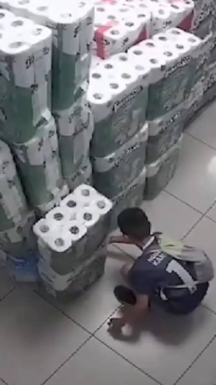 ಸೂಪರ್​ ಮಾರ್ಕೆಟ್​ನಲ್ಲಿ ಟಿಶ್ಯೂ ಬಂಡಲ್​ಗೆ ಬೆಂಕಿ ಇಟ್ಟ ಬಾಲಕ