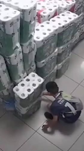 ಸೂಪರ್​ ಮಾರ್ಕೆಟ್​ನಲ್ಲಿ ಟಿಶ್ಯೂ ಬಂಡಲ್​ಗೆ ಬೆಂಕಿ ಇಟ್ಟ ಬಾಲಕ