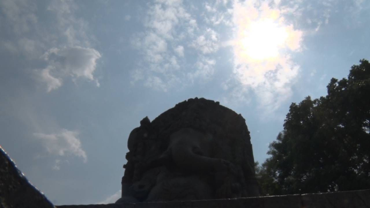 ಬಿಸಿಲಿನಿಂದಾಗಿ ರಾಜ್ಯದ ಜನ ಥರಗುಟ್ಟುತ್ತಿದ್ದಾರೆ. ರಾಜ್ಯದ ಹಲವು ಜಿಲ್ಲೆಗಳಲ್ಲಿ ತಾಪಮಾನ ಹೆಚ್ಚಳವಾಗುತ್ತಿದೆ. ರಜೆ ಅಂತ ಪ್ರವಾಸಿ ತಾಣಗಳಿಗೆ ಭೇಟಿ ನೀಡುವ ಪ್ರವಾಸಿಗರು ಕೂಡ ಬಿಸಿಲ ಬೇಗೆಗೆ ಬಸವಳಿದಿದ್ದಾರೆ. ಹೀಗಾಗಿ ಬಿಸಿಲ ಝಳಕ್ಕೆ ಛತ್ರಿ, ಟೋಪಿ ಮೊರೆ ಹೋಗುತ್ತಿದ್ದಾರೆ.
