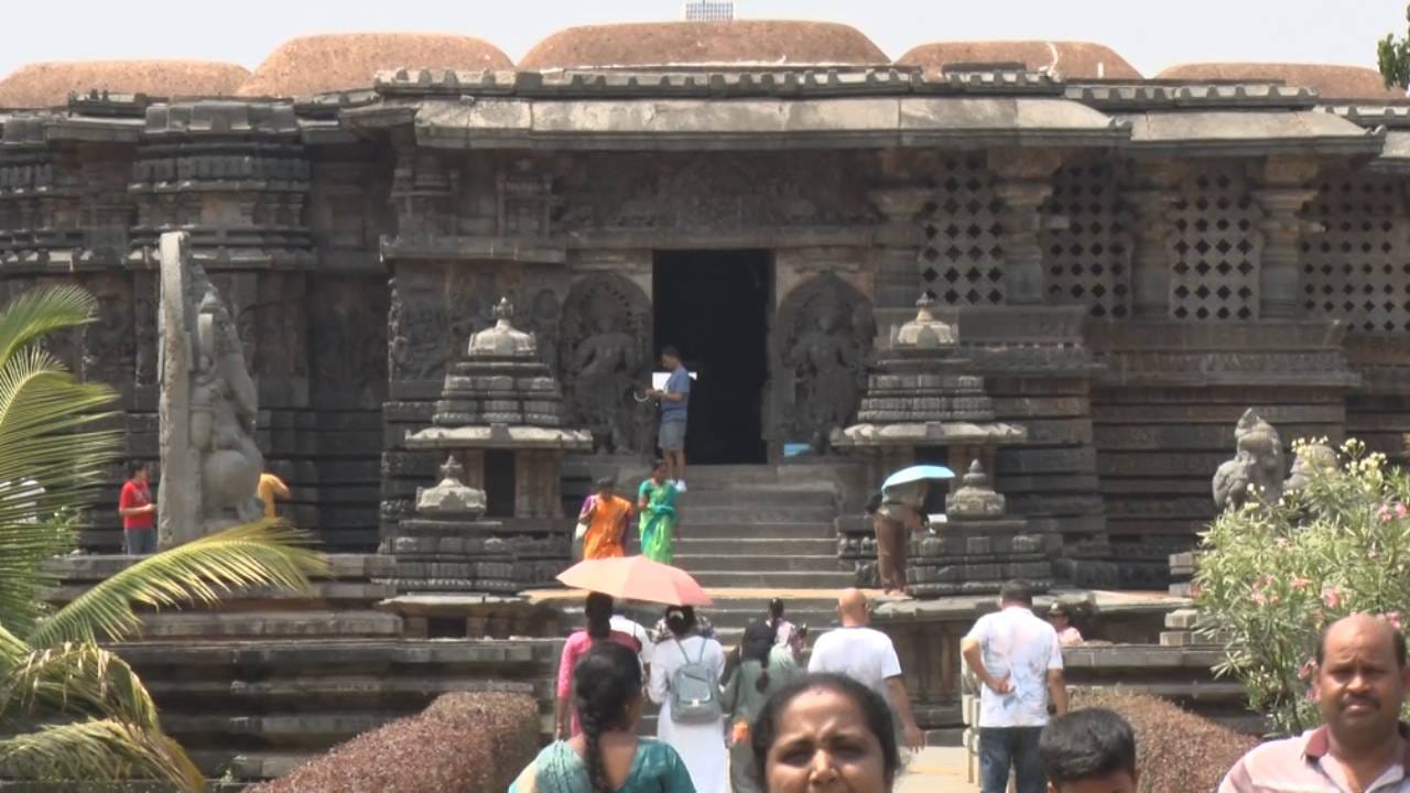 ಹಾಸನದಲ್ಲಿ 30-35 ಡಿಗ್ರಿ ಸೆಲ್ಸಿಯಸ್ ತಾಪಮಾನವಿರುವ ಕಾರಣ, ಬೇಸಿಗೆ ರಜೆ ಇದ್ದರೂ ಪ್ರವಾಸಿಗರ ಆಗಮನ ಗಣನೀಯವಾಗಿ ಕಡಿಮೆಯಾಗಿದೆ.
