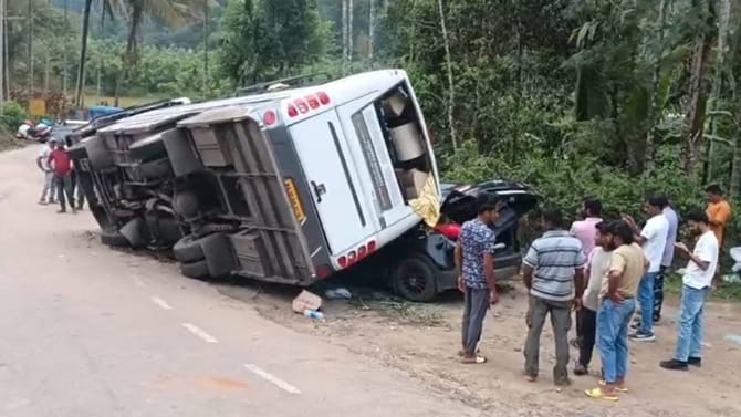 ಉರುಳಿ ಬಿದ್ದ ಪ್ರವಾಸಿಗರ ಬಸ್: ಕಾರಿನಲ್ಲಿದ್ದ ನಾಲ್ವರು ಜಸ್ಟ್​ ಮಿಸ್​!