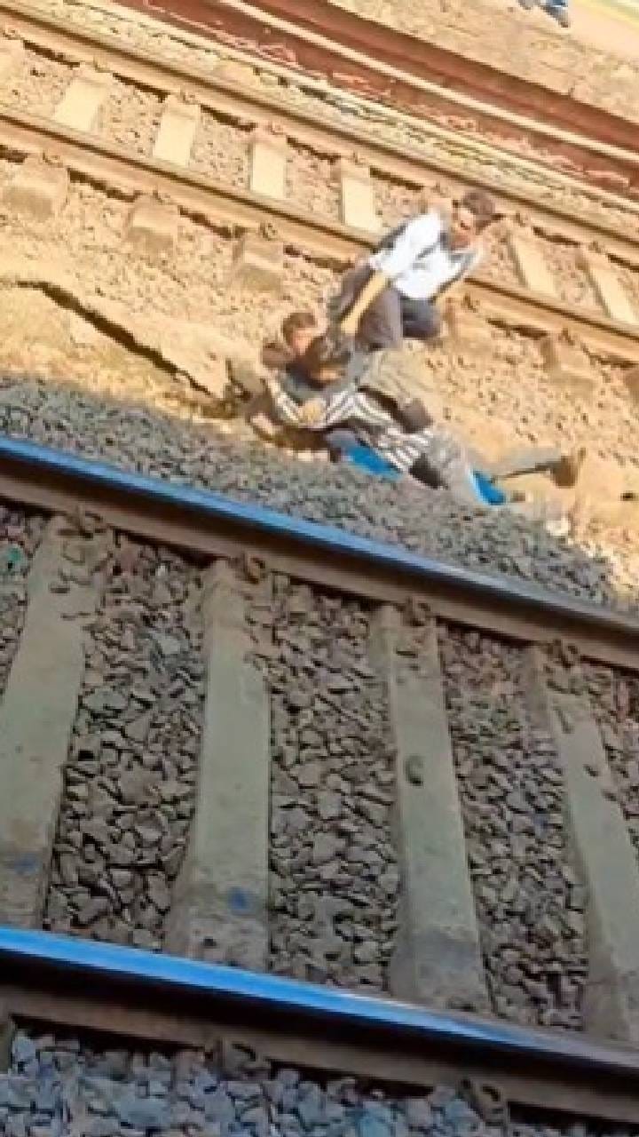 ರೈಲು ಬರುವ ವೇಳೆಯೇ ರೈಲ್ವೆ ಹಳಿ ಮೇಲೆ ಒಂದು ಹುಡುಗಿಗಾಗಿ ಇಬ್ಬರ ಕಿತ್ತಾಟ