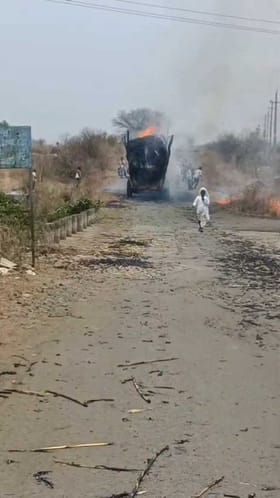 ವಿದ್ಯುತ್ ತಂತಿ ತಗುಲಿ ಹೊತ್ತಿ ಉರಿದ ಟ್ರ್ಯಾಕ್ಟರ್!