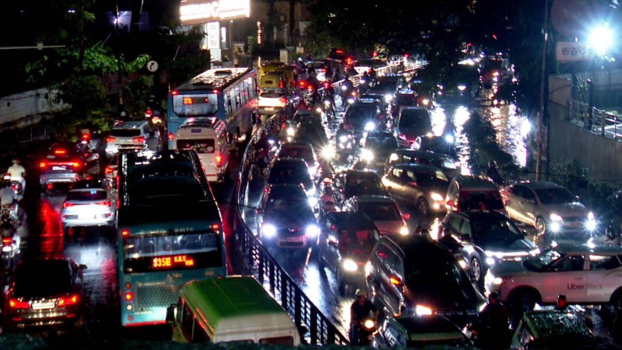 ಇನ್ನು ಭಾರೀ ಮಳೆಯಿಂದಾಗಿ ರೆಸಿಡೆನ್ಸಿ ರಸ್ತೆಯಲ್ಲಿ ಭಾರಿ ಟ್ರಾಫಿಕ್ ಜಾಮ್ ಉಂಟಾಗಿತ್ತು. ಗಂಟೆಗೂ ಹೆಚ್ಚು ಕಾಲ ಸವಾರರು ಪರದಾಡಿದರು. 
