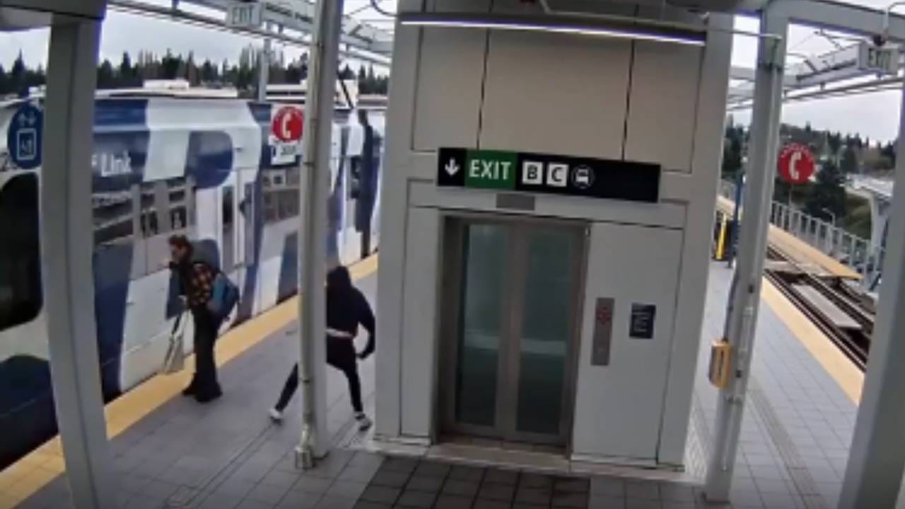 ಹೊಂಚುಹಾಕಿ ನಿಂತು ರೈಲು ಬರುತ್ತಿದ್ದಂತೆ ಪ್ರಯಾಣಿಕನನ್ನು ತಳ್ಳಿದ ಅಪರಿಚಿತ ವ್ಯಕ್ತಿ