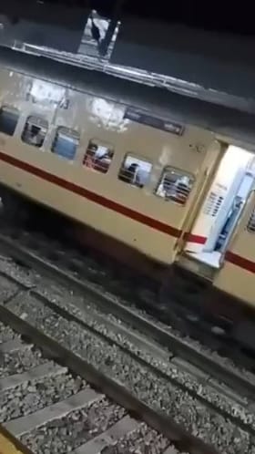 ಟಿಕೆಟ್ ಚೆಕಿಂಗ್ ವೇಳೆ ಸಿಕ್ಕಿ ಬೀಳುವ ಭಯದಲ್ಲಿ ರೈಲಿನ ಮೇಲೆ ಹತ್ತಿ ಓಡಿದ ಪ್ರಯಾಣಿಕ