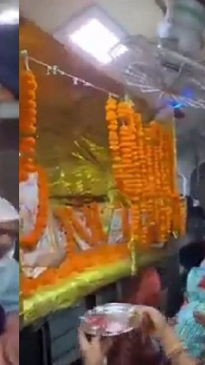 ರೈಲಿನ ಸೀಟನ್ನೇ ದೇವರ ಮಂಟಪವನ್ನಾಗಿ ಮಾಡಿಕೊಂಡ ಪ್ರಯಾಣಿಕರು!