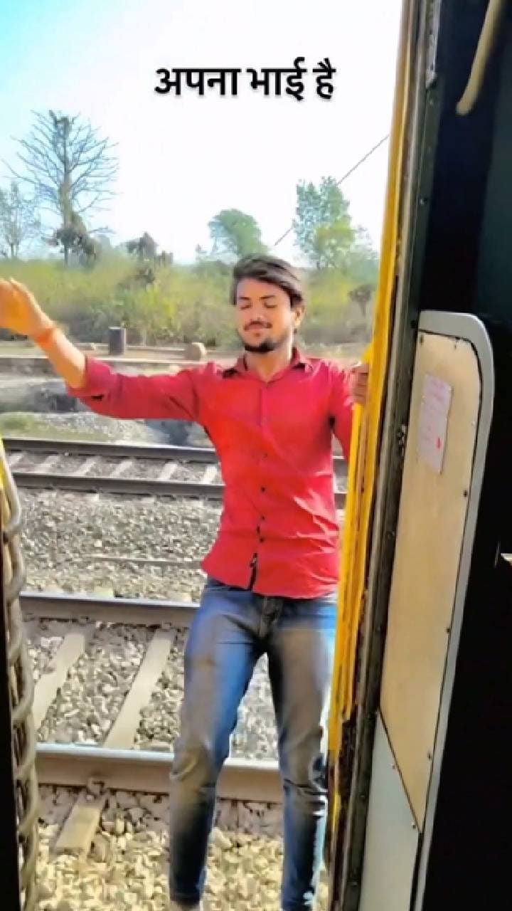 ರೈಲಿನಲ್ಲಿ ರೀಲ್ಸ್​​​ ಮಾಡಲು ಹೋಗಿ ಆಗಿದ್ದೇನು ನೋಡಿ