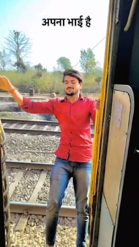 ರೈಲಿನಲ್ಲಿ ರೀಲ್ಸ್​​​ ಮಾಡಲು ಹೋಗಿ ಆಗಿದ್ದೇನು ನೋಡಿ