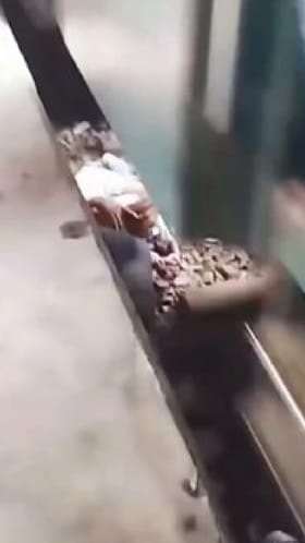 ರೈಲಿನಡಿ ಬಿದ್ದಿದ್ದ ಮಗನನ್ನು ಪ್ರಾಣ ಒತ್ತೆಯಿಟ್ಟು ಕಾಪಾಡಿದ ಅಪ್ಪ