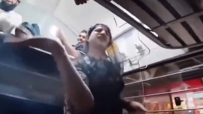 ಪ್ರಯಾಣಿಕರೆದುರೇ ಬಟ್ಟೆ ಬಿಚ್ಚಿ ಅಸಭ್ಯವಾಗಿ ವರ್ತಿಸಿದ ಟ್ರಾನ್ಸ್‌ಜೆಂಡರ್