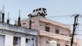 ಟೆರೇಸ್‌ನಲ್ಲಿ ಟಾಟಾ ಸುಮೋ ಕಾರಿನಂತೆ ಕಾಣುವ ನೀರಿನ ಟ್ಯಾಂಕ್ ನಿರ್ಮಿಸಿದ ಮನೆ