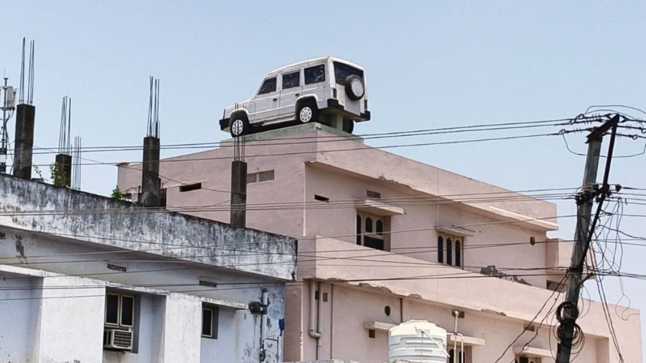 Viral: ಟೆರೇಸ್ನಲ್ಲಿ ಟಾಟಾ ಸುಮೋ ಕಾರಿನಂತೆ ಕಾಣುವ ವಾಟರ್ ಟ್ಯಾಂಕ್ ನಿರ್ಮಿಸಿದ ಮನೆ ಮಾಲೀಕ Viral: ಟೆರೇಸ್ನಲ್ಲಿ ಟಾಟಾ ಸುಮೋ ಕಾರಿನಂತೆ ಕಾಣುವ ವಾಟರ್ ಟ್ಯಾಂಕ್ ನಿರ್ಮಿಸಿದ ಮನೆ ಮಾಲೀಕ