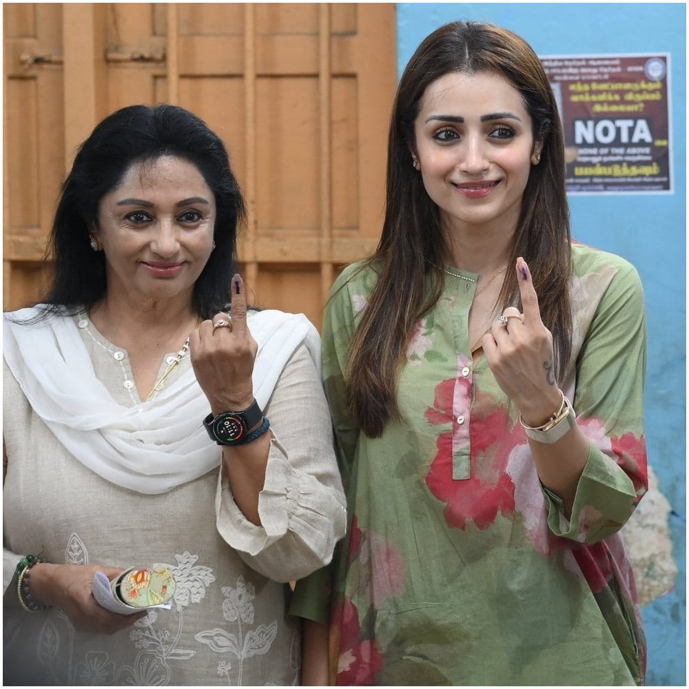 ಕಾಲಿವುಡ್ ಸ್ಟಾರ್ ನಟಿ ತ್ರಿಷಾ ಕೂಡ ತಮ್ಮ ಕರ್ತವ್ಯ ಮೆರೆದಿದ್ದಾರೆ. ಅವರು ವೋಟ್ ಹಾಕಿದ್ದಾರೆ. ಆ ಬಳಿಕ ಮಾಧ್ಯಮಗಳ ಕ್ಯಾಮೆರಾಗೆ ಪೋಸ್ ಕೊಟ್ಟಿದ್ದು ಹೀಗೆ.