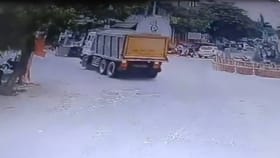 ಎಡ ತಿರುವಿನಲ್ಲಿ ಬೈಕ್​ಗೆ ಡಿಕ್ಕಿ ಹೊಡೆದ ಟ್ರಕ್, ಹೊತ್ತಿಕೊಂಡ ಬೆಂಕಿ