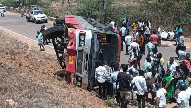 KSRTC ಬಸ್ ಪಲ್ಟಿ: ತಪ್ಪಿದ ಭಾರಿ ದುರಂತ, 40 ಪ್ರಯಾಣಿಕರು ಪಾರು!