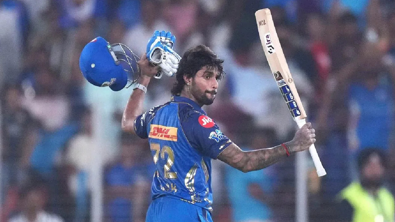 ಇದೀಗ 18 ವರ್ಷಗಳ ಬಳಿಕ ಈ ದಾಖಲೆಯನ್ನು ಸರಿಗಟ್ಟುವಲ್ಲಿ ತಿಲಕ್ ವರ್ಮಾ ಯಶಸ್ವಿಯಾಗಿದ್ದಾರೆ. ಗುಜರಾತ್ ಟೈಟಾನ್ಸ್ ವಿರುದ್ಧದ ಪಂದ್ಯದಲ್ಲಿ 5ನೇ ಕ್ರಮಾಂಕದಲ್ಲಿ ಕಣಕ್ಕಿಳಿದ ತಿಲಕ್ 45 ಎಸೆತಗಳಲ್ಲಿ 7 ಸಿಕ್ಸ್ ಹಾಗೂ 8 ಫೋರ್​ಗಳೊಂದಿಗೆ ಅಜೇಯ 101 ರನ್ ಬಾರಿಸಿದ್ದಾರೆ.