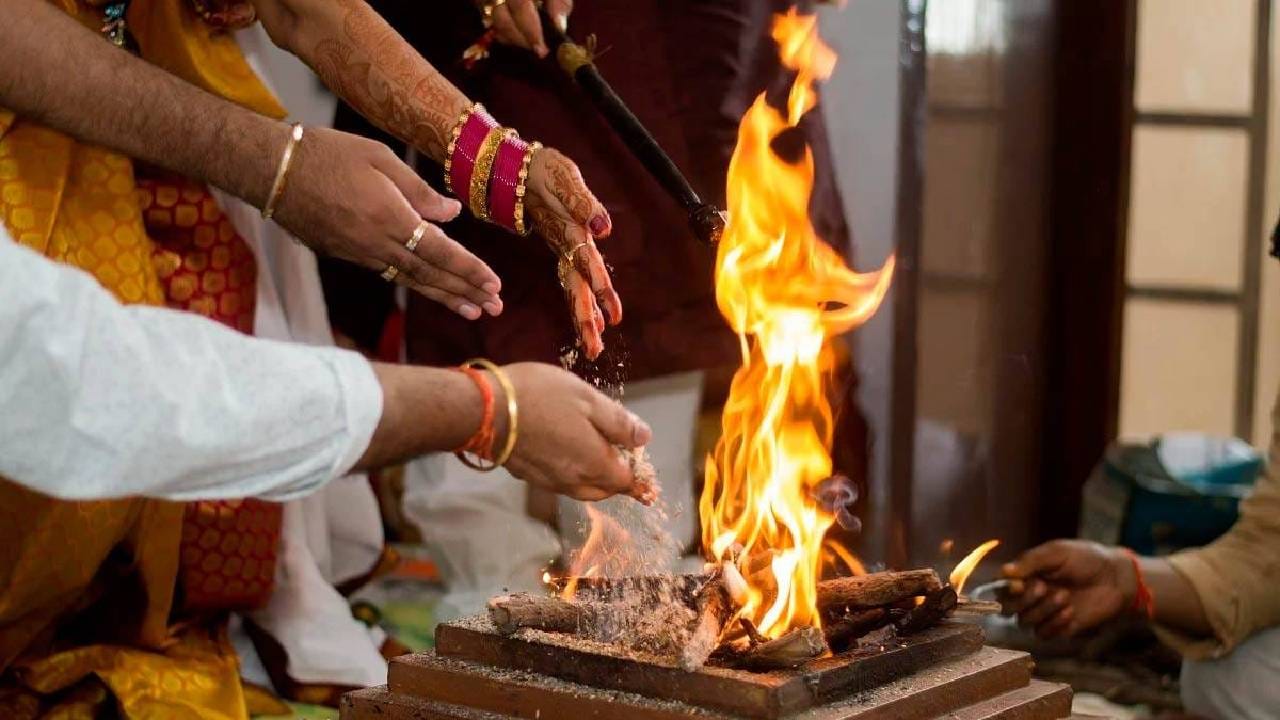 Havan Bhasma Power: ಕೈಯಲ್ಲಿ ಹಣ ನಿಲ್ಲುತ್ತಿಲ್ಲವೇ? ನಿಮ್ಮ ಲಾಕರ್ನಲ್ಲಿ ಈ ಒಂದು ವಸ್ತುವನ್ನಿಡಿ Havan Bhasma Power: ಕೈಯಲ್ಲಿ ಹಣ ನಿಲ್ಲುತ್ತಿಲ್ಲವೇ? ನಿಮ್ಮ ಲಾಕರ್ನಲ್ಲಿ ಈ ಒಂದು ವಸ್ತುವನ್ನಿಡಿ