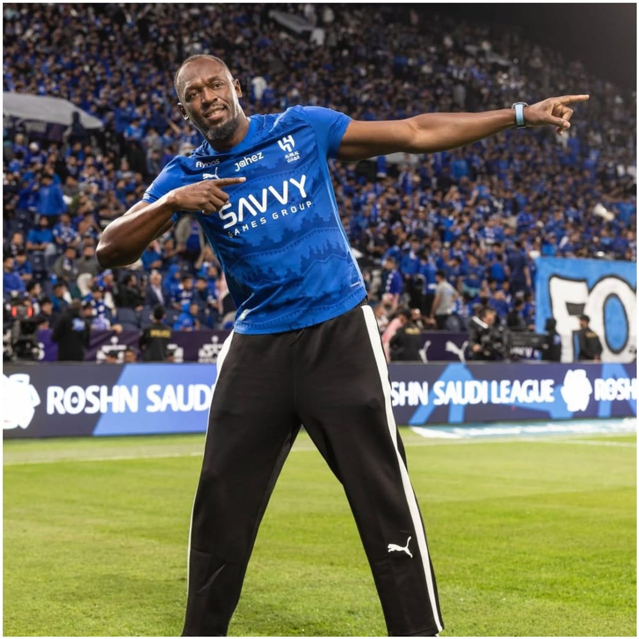 ರಾಯಲ್ ಚಾಲೆಂಜರ್ಸ್ ಬೆಂಗಳೂರು ಫ್ರಾಂಚೈಸಿಯ ಜನಪ್ರಿಯತೆ ಕೇವಲ ಭಾರತಕ್ಕೆ ಮಾತ್ರ ಸೀಮಿತವಾಗಿಲ್ಲ. ವಿಶ್ವಾದ್ಯಂತ ಅವರಿಗೆ ಅಭಿಮಾನಿಗಳಿದ್ದಾರೆ. ಆಸ್ಟ್ರೇಲಿಯಾ, ಸೌತ್ ಆಫ್ರಿಕಾ ಸೇರಿದಂತೆ ಅನೇಕ ದೇಶದ ಜನರು ಆಸ್​​​ರಿಬಿ ಜೆರ್ಸಿ ಹಾಕಿ ಪೋಸ್ ಕೊಟ್ಟ ಉದಾಹರಣೆ ಇದೆ. 