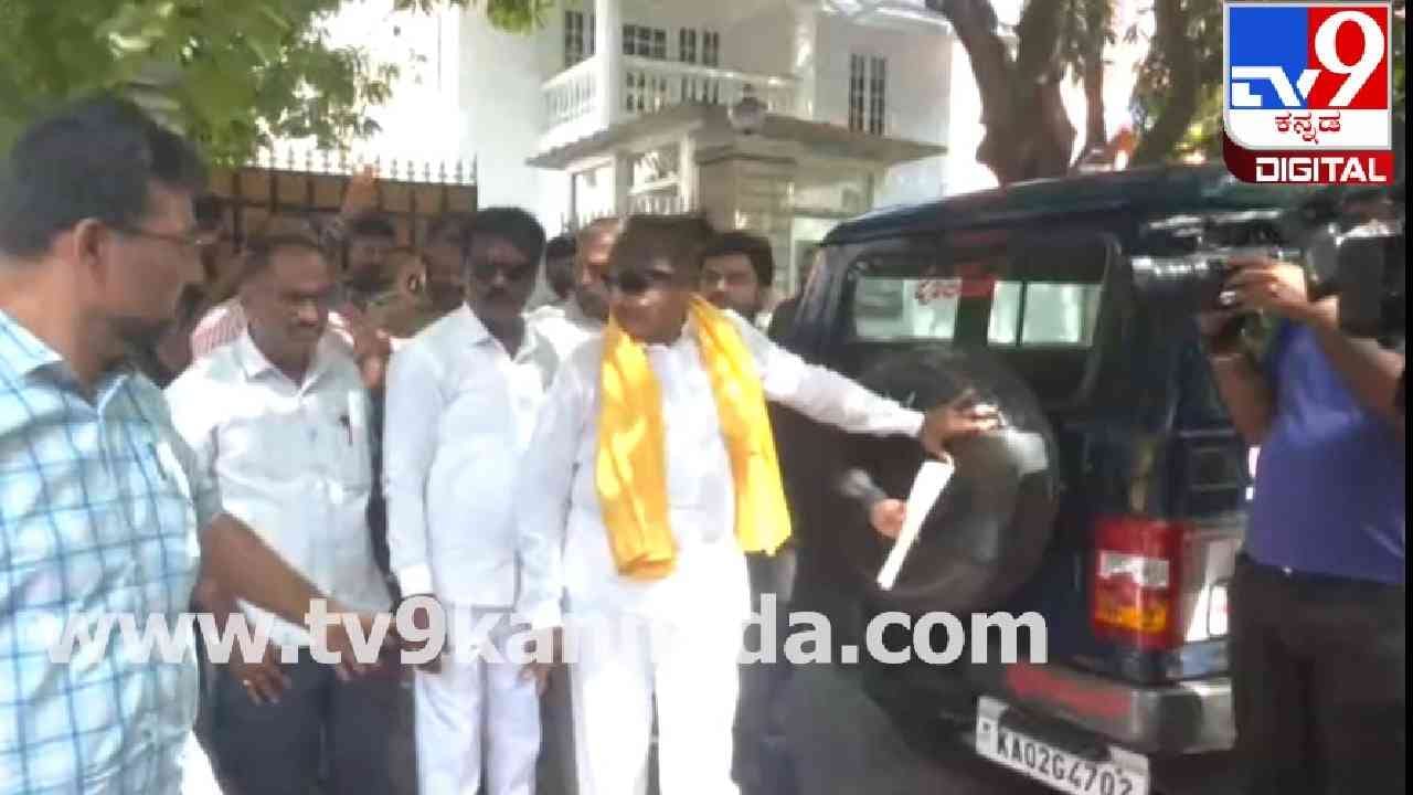 ಹಳೆ ಕೇಸ್ನಲ್ಲಿ ವಾಟಾಳ್ ನಾಗರಾಜ್ ಅರೆಸ್ಟ್, ಆಟೋದಲ್ಲಿ ಕೋರ್ಟ್ಗೆ ಕರೆದೊಯ್ದ ಪೊಲೀಸರು