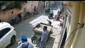 ಕಿರಿದಾದ ರಸ್ತೆಯಲ್ಲಿ ಜನರ ಮೇಲೆ ನುಗಿದ್ದ ಕಾರು; ಸಿಸಿಟಿವಿಯಲ್ಲಿ ಸೆರೆ