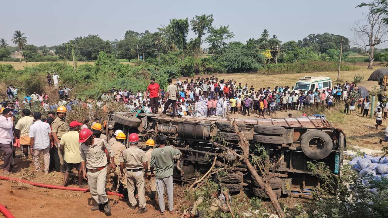 ಹೊಸಪೇಟೆಯ ಡಾಣಾಪುರ ಬಳಿ ಸರಣಿ ಅಪಘಾತ: ಬೈಕ್, ಕಾರು, ಬಸ್ಗೆ ಡಿಕ್ಕಿ ಹೊಡೆದು ಲಾರಿ ಪಲ್ಟಿ; ಇಬ್ಬರು ಸಾವು ಹೊಸಪೇಟೆಯ ಡಾಣಾಪುರ ಬಳಿ ಸರಣಿ ಅಪಘಾತ: ಬೈಕ್, ಕಾರು, ಬಸ್ಗೆ ಡಿಕ್ಕಿ ಹೊಡೆದು ಲಾರಿ ಪಲ್ಟಿ; ಇಬ್ಬರು ಸಾವು