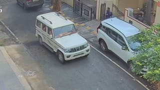 ಬಗೆಹರಿಸದಿದ್ರೆ ಕುಟುಂಬ ಸಮೇತ ಆತ್ಮಹತ್ಯೆ: ಸಚಿವರ ಮುಂದೆ ವಿಷದ ಬಾಟ್ಲು ಹಿಡಿದು ನಿಂತ ವ್ಯಕ್ತಿ