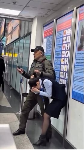 ಕಿರುಚಾಡಿದರೂ ಬಿಡದ ಪಾಪಿ;ಯುವತಿಯ ಜುಟ್ಟು ಹಿಡಿದು ಚಾಕು ತೋರಿಸಿ ಬೆದರಿಸಿದ ವ್ಯಕ್ತಿ