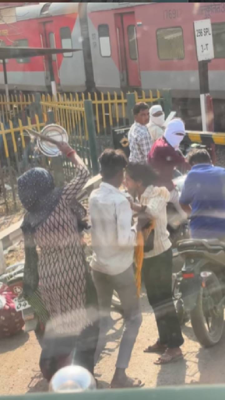 ನಡುರಸ್ತೆಯಲ್ಲೇ ಯುವತಿಯರ ಹೊಡೆದಾಟ; ವಿಡಿಯೋ ವೈರಲ್​