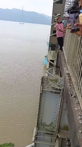 ಸೇತುವೆಯ ಮೇಲೆ ಹತ್ತಿ ನಿಂತು ಯುವತಿಯ ಹುಚ್ಚಾಟ