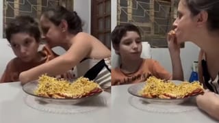 Video: ಕೈಗಳಿಲ್ಲದಿದ್ದರೂ ಮಗನಿಗೆ ಬಾಯಿಂದಲೇ ತುತ್ತು ನೀಡಿದ ತಾಯಿ, ವೈರಲ್‌ ಆಯ್ತು ದೃಶ್ಯ