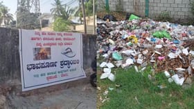 ಬೀದಿ ಬದಿ ಕಸ ಹಾಕುವವರಿಗೆ ಬ್ಯಾನರ್ ಹಾಕಿ ವಾರ್ನಿಂಗ್ ಕೊಟ್ಟ ವ್ಯಕ್ತಿ
