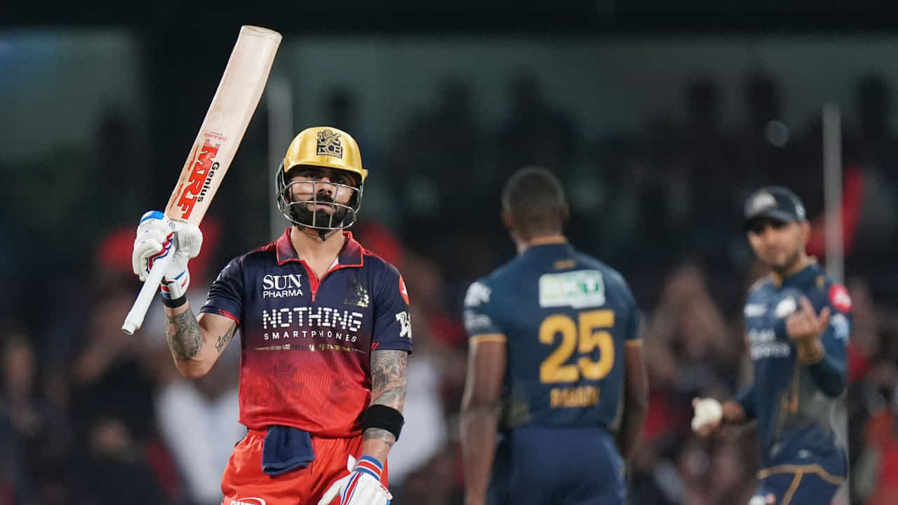 RCB vs GT: ಮೊದಲ ಎಸೆತದಲ್ಲೇ ಜೀವದಾನ; ಅಬ್ಬರದ 81 ರನ್ ಬಾರಿಸಿದ ಕೊಹ್ಲಿ RCB vs GT: ಮೊದಲ ಎಸೆತದಲ್ಲೇ ಜೀವದಾನ; ಅಬ್ಬರದ 81 ರನ್ ಬಾರಿಸಿದ ಕೊಹ್ಲಿ