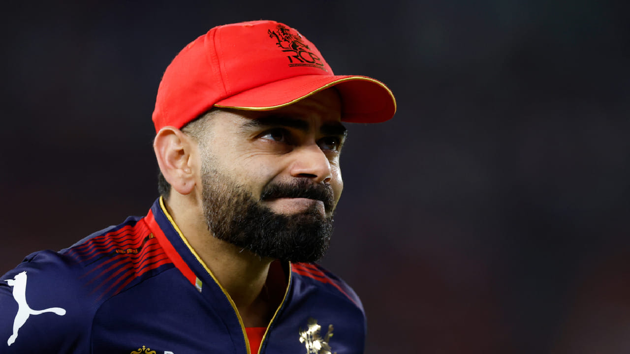 IPL 2026: ಇಂಡಿಯನ್ ಪ್ರೀಮಿಯರ್ ಲೀಗ್ನ 22ನೇ ಪಂದ್ಯದಲ್ಲಿ ರಾಯಲ್ ಚಾಲೆಂಜರ್ಸ್ ಬೆಂಗಳೂರು (RCB) ಹಾಗೂ ಲಕ್ನೋ ಸೂಪರ್ ಜೈಂಟ್ಸ್ (LSG) ತಂಡಗಳು ಮುಖಾಮುಖಿಯಾಗಲಿದೆ. ಬೆಂಗಳೂರಿನ ಚಿನ್ನಸ್ವಾಮಿ ಸ್ಟೇಡಿಯಂನಲ್ಲಿ ನಡೆಯಲಿರುವ ಈ ಪಂದ್ಯದಲ್ಲಿ ವಿರಾಟ್ ಕೊಹ್ಲಿ (Virat Kohli) ಕಣಕ್ಕಿಳಿಯಲಿದ್ದಾರಾ? ಎಂಬುದೇ ಪ್ರಶ್ನೆ. ಈ ಪ್ರಶ್ನೆಗೆ ಕೊನೆಗೂ ಉತ್ತರ ಸಿಕ್ಕಿದೆ.