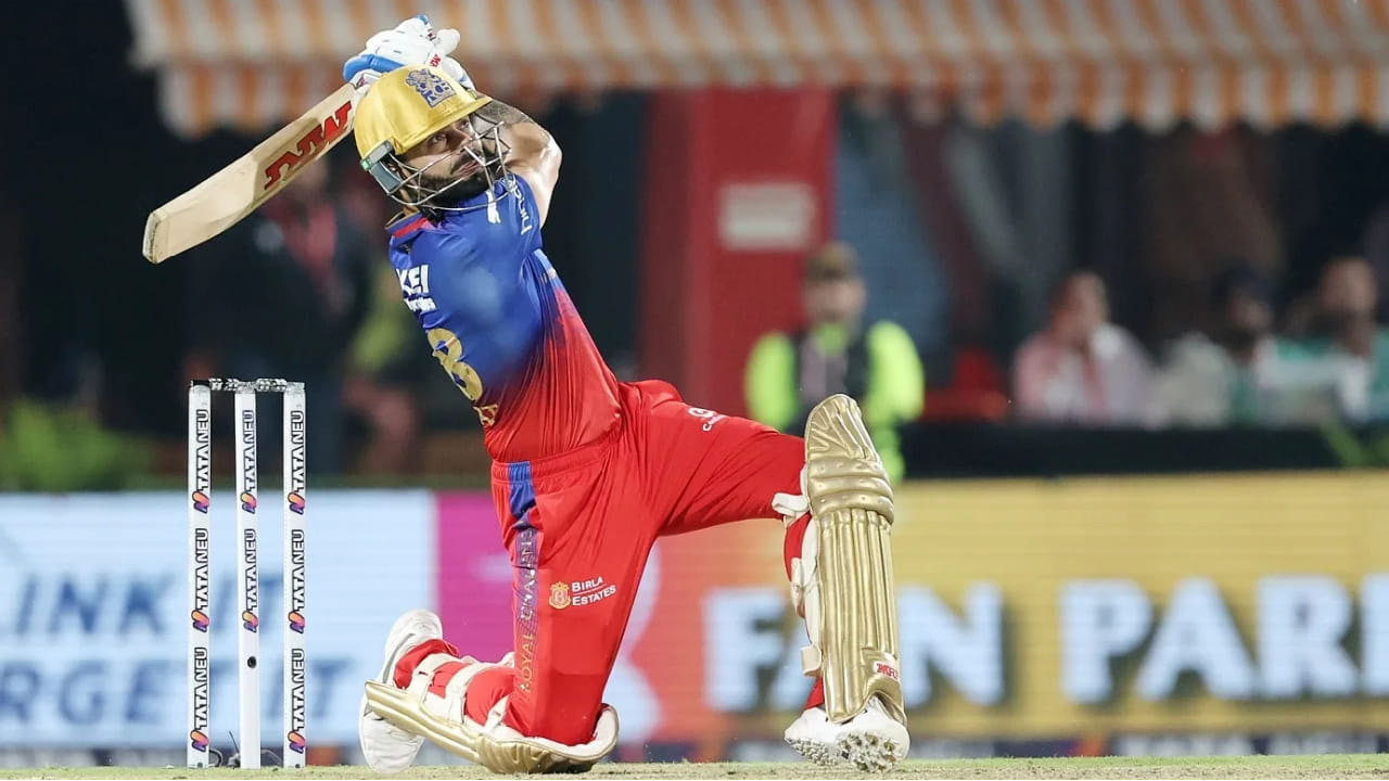 ವಿರಾಟ್ ಕೊಹ್ಲಿ: ಎಬಿಡಿ ಬಳಿಕ ಬುಮ್ರಾ ಎಸೆತಗಳಲ್ಲಿ ಅತ್ಯಧಿಕ ಸಿಕ್ಸ್ ಸಿಡಿಸಿದ್ದು ವಿರಾಟ್ ಕೊಹ್ಲಿ. ಕಿಂಗ್ ಕೊಹ್ಲಿ 17 ಇನಿಂಗ್ಸ್ಗಳಲ್ಲಿ ಬುಮ್ರಾ ಅವರನ್ನು ಎದುರಿಸಿದ್ದಾರೆ. ಈ ವೇಳೆ 6 ಸಿಕ್ಸ್ ಬಾರಿಸುವಲ್ಲಿ ಯಶಸ್ವಿಯಾಗಿದ್ದಾರೆ. ಈ ಮೂಲಕ ಈ ಪಟ್ಟಿಯಲ್ಲಿ ದ್ವಿತೀಯ ಸ್ಥಾನ ಅಲಂಕರಿಸಿದ್ದಾರೆ.