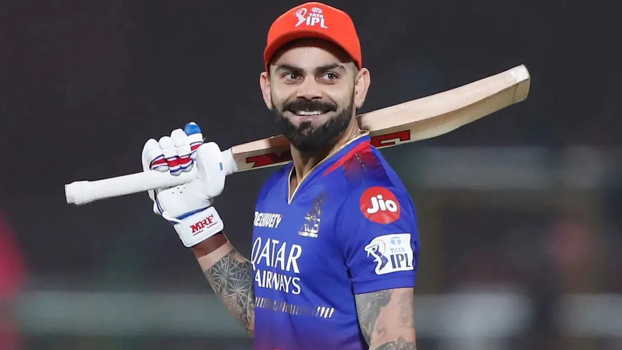 ಇದೀಗ ಈ ದಾಖಲೆಯನ್ನು ವಿರಾಟ್ ಕೊಹ್ಲಿ ಅಳಿಸಿ ಹಾಕಿದ್ದಾರೆ. ಕಿಂಗ್ ಕೊಹ್ಲಿ ಬೆಂಗಳೂರಿನ ಚಿನ್ನಸ್ವಾಮಿ ಸ್ಟೇಡಿಯಂನಲ್ಲಿ ಈವರೆಗೆ 109 ಇನಿಂಗ್ಸ್ ಆಡಿದ್ದಾರೆ. ಈ ವೇಳೆ ಕೊಹ್ಲಿ ಬರೋಬ್ಬರಿ 3750+ ರನ್​ ಗಳಿಸಿದ್ದಾರೆ. ಮೂಲಕ ಟಿ20 ಕ್ರಿಕೆಟ್ ಇತಿಹಾಸದಲ್ಲೇ ಒಂದೇ ಮೈದಾನದಲ್ಲಿ ಅತೀ ಹೆಚ್ಚು ರನ್ ಬಾರಿಸಿದ ಬ್ಯಾಟರ್ ಎಂಬ ವಿಶ್ವ ದಾಖಲೆಯನ್ನು ತಮ್ಮದಾಗಿಸಿಕೊಂಡಿದ್ದಾರೆ.