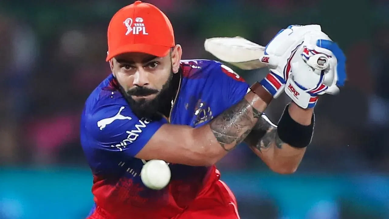  800 ಫೋರ್‌ಗಳು:  ಗುಜರಾತ್ ಟೈಟಾನ್ಸ್ ವಿರುದ್ಧ ಬಾರಿಸಿದ 8 ಫೋರ್​ಗಳೊಂದಿಗೆ ವಿರಾಟ್ ಕೊಹ್ಲಿ ಐಪಿಎಲ್​ನಲ್ಲಿ 800 ಫೋರ್​ಗಳನ್ನು ಮೈಲುಗಲ್ಲನ್ನು ಮುಟ್ಟಿದ್ದಾರೆ. ಈ ಮೂಲಕ ಐಪಿಎಲ್ ಇತಿಹಾಸದಲ್ಲಿ 800 ಫೋರ್ ಬಾರಿಸಿದ ಮೊದಲ ಬ್ಯಾಟರ್ ಎನಿಸಿಕೊಂಡಿದ್ದಾರೆ.