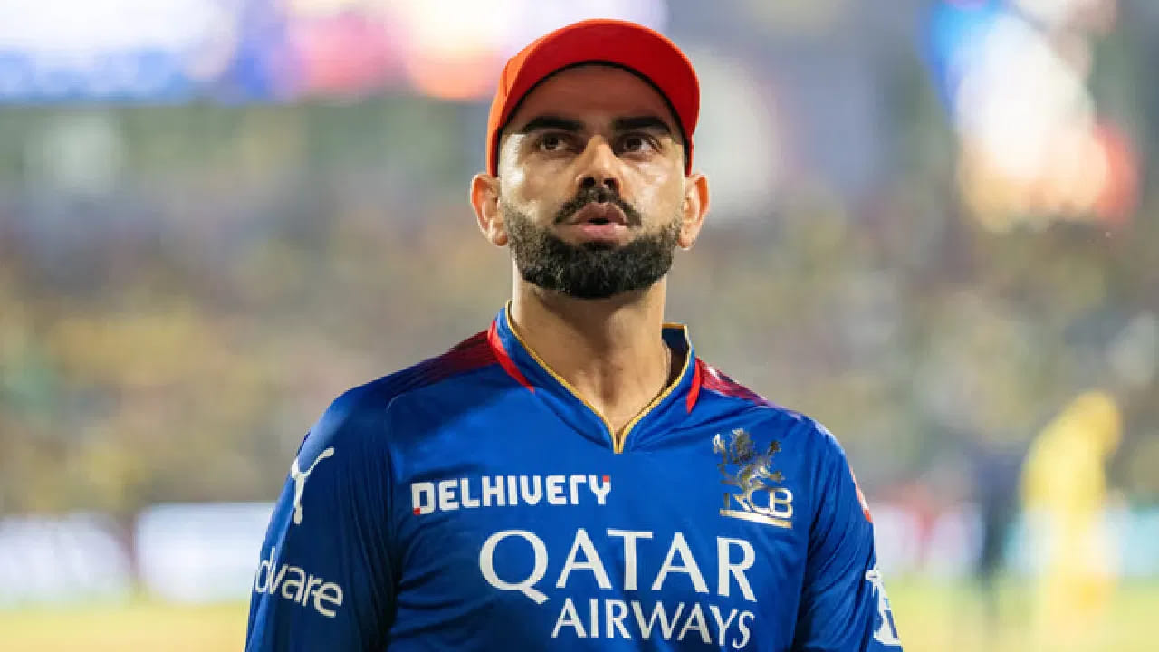 IPL 2026: ಮುಂಬೈನ ವಾಂಖೆಡೆ ಸ್ಟೇಡಿಯಂನಲ್ಲಿ ನಡೆದ ಮುಂಬೈ ಇಂಡಿಯನ್ಸ್ ವಿರುದ್ಧದ ಪಂದ್ಯದ ವೇಳೆ ಆರ್ಸಿಬಿ ತಂಡದ ಸ್ಟಾರ್ ಆಟಗಾರ ವಿರಾಟ್ ಕೊಹ್ಲಿ (Virat Kohli) ಗಾಯಗೊಂಡಿದ್ದರು. ಈ ಗಾಯದ ಕಾರಣ ಅವರು ಫೀಲ್ಡಿಂಗ್ ಮಾಡಿರಲಿಲ್ಲ. ಇದೀಗ ಈ ಗಾಯದ ಬಗ್ಗೆ ಬಿಗ್ ಅಪ್ಡೇಟ್ ಹೊರಬಿದ್ದಿದೆ.