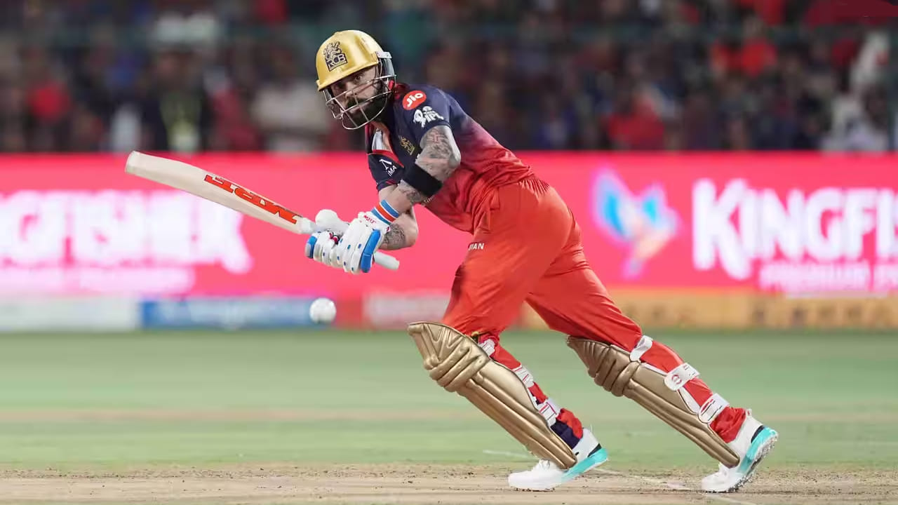 ಈ 81 ರನ್​ಗಳಲ್ಲಿ 4 ಭರ್ಜರಿ ಸಿಕ್ಸ್ ಹಾಗೂ 8 ಫೋರ್​ಗಳು ಸಹ ಮೂಡಿಬಂದಿದ್ದವು. ಈ ಸಿಕ್ಸ್​-ಫೋರ್​ಗಳೊಂದಿಗೆ ಕಿಂಗ್ ಕೊಹ್ಲಿ ಐಪಿಎಲ್​ನಲ್ಲಿ ವಿಶೇಷ ಮೈಲುಗಲ್ಲುಗಳನ್ನು ದಾಟಿದ್ದಾರೆ. ಈ ಮೂಲಕ ಈ ಸಾಧನೆ ಮಾಡಿದ ಮೊದಲ ಬ್ಯಾಟರ್ ಎನಿಸಿಕೊಂಡಿದ್ದಾರೆ. ಗುಜರಾತ್ ಟೈಟಾನ್ಸ್ ವಿರುದ್ಧದ ಪಂದ್ಯದ ಮೂಲಕ ವಿರಾಟ್ ಕೊಹ್ಲಿ ಬರೆದ ದಾಖಲೆಗಳಾವುವು ಎಂದು ನೋಡುವುದಾದರೆ...