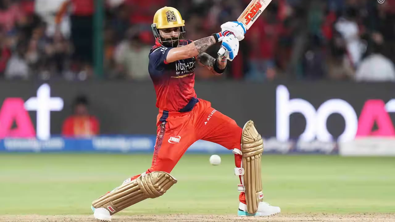 ದೆಹಲಿಯ ಅರುಣ್ ಜೇಟ್ಲಿ ಸ್ಟೇಡಿಯಂನಲ್ಲಿ ನಡೆದ ಐಪಿಎಲ್​ನ 39ನೇ ಪಂದ್ಯದಲ್ಲಿ ಡೆಲ್ಲಿ ಕ್ಯಾಪಿಟಲ್ಸ್ ವಿರುದ್ಧ ವಿರಾಟ್ ಕೊಹ್ಲಿ 23 ರನ್​ ಬಾರಿಸಿದ್ದರು. ಈ ಇಪ್ಪತ್ತು ರನ್​ಗಳೊಂದಿಗೆ ಕಿಂಗ್ ಕೊಹ್ಲಿ ಇಂಡಿಯನ್ ಪ್ರೀಮಿಯರ್ ಲೀಗ್​ನಲ್ಲಿ 9000 ರನ್​ ಪೂರೈಸಿದ್ದಾರೆ.