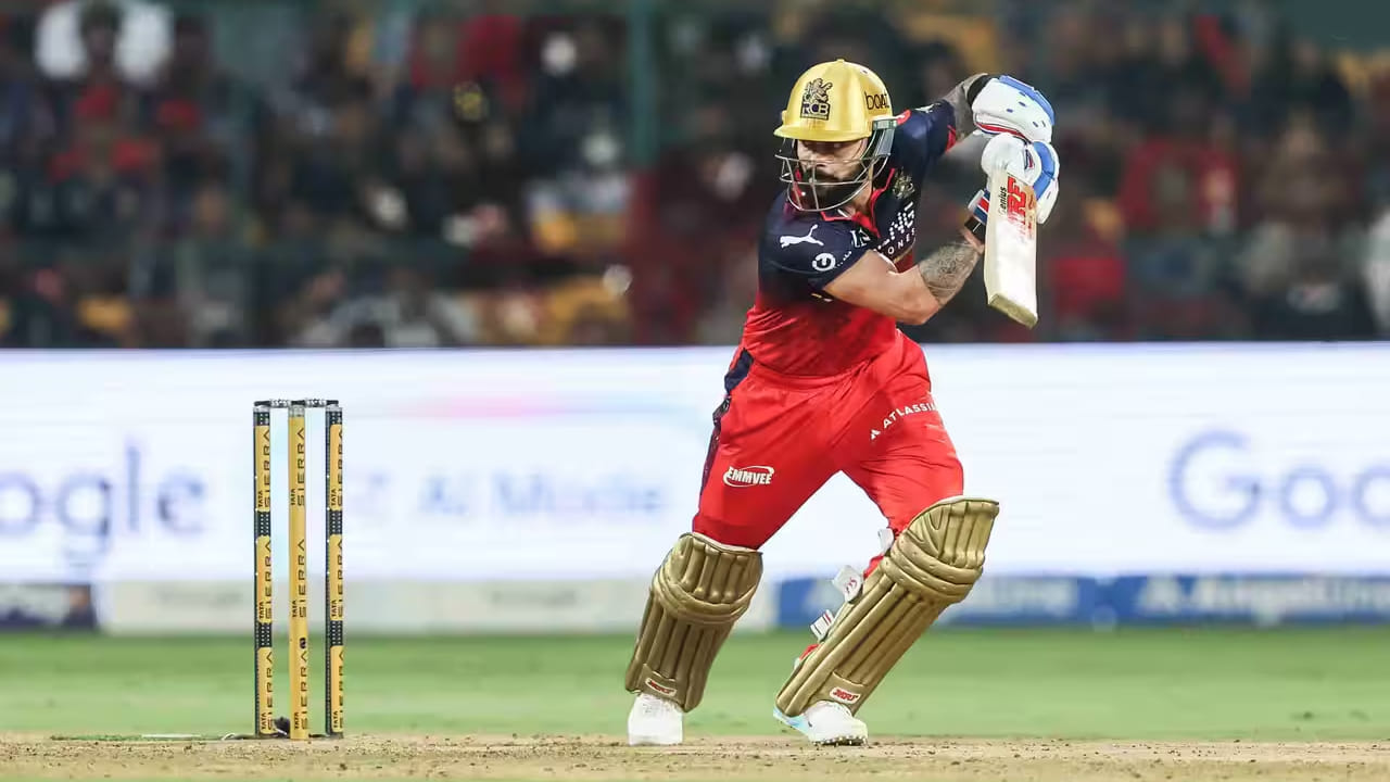 ರಾಯಲ್ ಚಾಲೆಂಜರ್ಸ್ ಬೆಂಗಳೂರು ಪರ ಈವರೆಗೆ 267 ಇನಿಂಗ್ಸ್ ಆಡಿರುವ ಕಿಂಗ್ ಕೊಹ್ಲಿ ಒಟ್ಟು 6735 ಎಸೆತಗಳನ್ನು ಎದುರಿಸಿದ್ದಾರೆ. ಈ ವೇಳೆ 8 ಭರ್ಜರಿ ಶತಕಗಳೊಂದಿಗೆ 9012 ರನ್​ ಕಲೆಹಾಕುವ ಮೂಲಕ ಟಿ20 ಕ್ರಿಕೆಟ್​ ಇತಿಹಾಸದಲ್ಲೇ ಯಾರಿಂದಲೂ ಸಾಧ್ಯವಾಗದ ವಿಶ್ವ ದಾಖಲೆ ನಿರ್ಮಿಸಿದ್ದಾರೆ.
