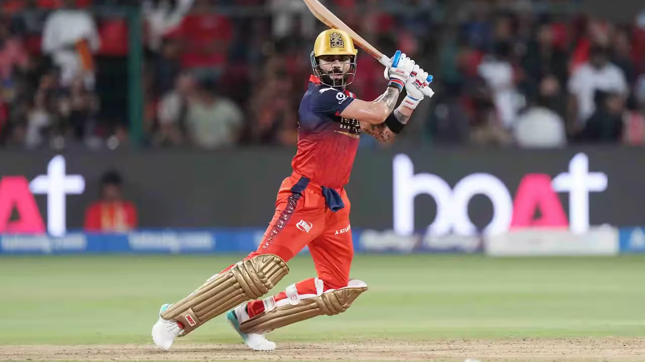 ವಿರಾಟ್ ಕೊಹ್ಲಿಯನ್ನು ಹೊರತುಪಡಿಸಿ ಯಾವುದೇ ಬ್ಯಾಟರ್ ಟಿ20 ಕ್ರಿಕೆಟ್​ನಲ್ಲಿ ಒಂದೇ ತಂಡದ ಪರ ಕಣಕ್ಕಿಳಿದು 9 ಸಾವಿರ ರನ್​ಗಳಿಸಿಲ್ಲ. ಈ ಪಟ್ಟಿಯಲ್ಲಿ 9012 ರನ್​ಗಳೊಂದಿಗೆ ವಿರಾಟ್ ಕೊಹ್ಲಿ ಅಗ್ರಸ್ಥಾನದಲ್ಲಿದ್ದರೆ, ರೋಹಿತ್ ಶರ್ಮಾ (ಮುಂಬೈ ಇಂಡಿಯನ್ಸ್​) 6,013 ರನ್​ಗಳೊಂದಿಗೆ ದ್ವಿತೀಯ ಸ್ಥಾನದಲ್ಲಿದ್ದಾರೆ. ಇನ್ನು ಜೇಮ್ಸ್ ವಿನ್ಸ್ (ಹ್ಯಾಂಪ್​ಶೈರ್) 5,934 ರನ್​ಗಳೊಂದಿಗೆ ತೃತೀಯ ಸ್ಥಾನದಲ್ಲಿ ಕಾಣಿಸಿಕೊಂಡಿದ್ದಾರೆ.