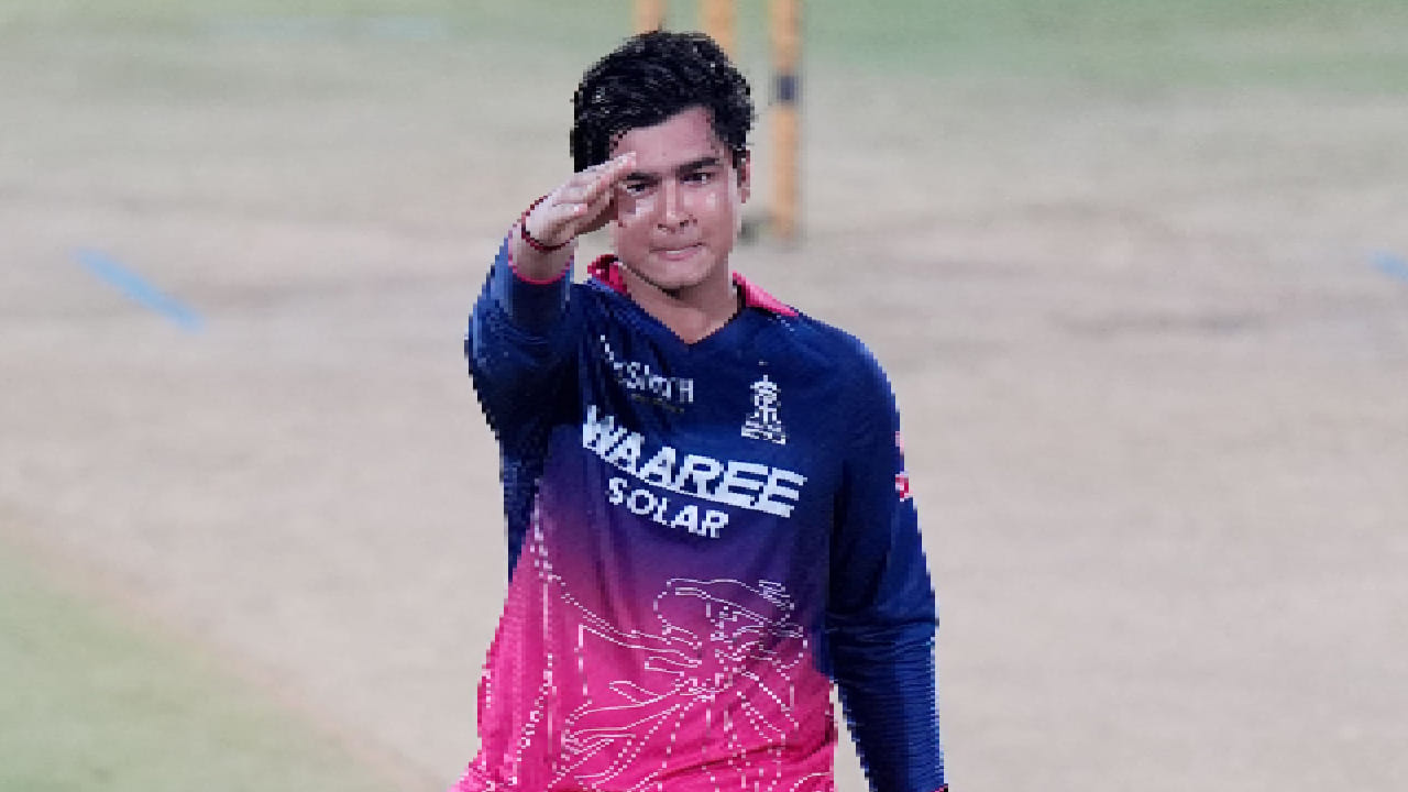 ಈ 43 ರನ್​ಗಳೊಂದಿಗೆ ವೈಭವ್ ಸೂರ್ಯವಂಶಿ ಈ ಬಾರಿಯ ಐಪಿಎಲ್​ನಲ್ಲಿ 400 ರನ್​ ಕಲೆಹಾಕಿದ್ದಾರೆ. ಈ ಮೂಲಕ ಐಪಿಎಲ್ ಇತಿಹಾಸದಲ್ಲೇ ಸೀಸನ್​ವೊಂದರಲ್ಲಿ ಅತೀ ವೇಗವಾಗಿ 400 ರನ್​ ಗಳಿಸಿದ ಬ್ಯಾಟರ್ ಎನಿಸಿಕೊಂಡಿದ್ದಾರೆ. ಇದಕ್ಕೂ ಮುನ್ನ ಈ ದಾಖಲೆ ರಸೆಲ್ ಹೆಸರಿನಲ್ಲಿತ್ತು.