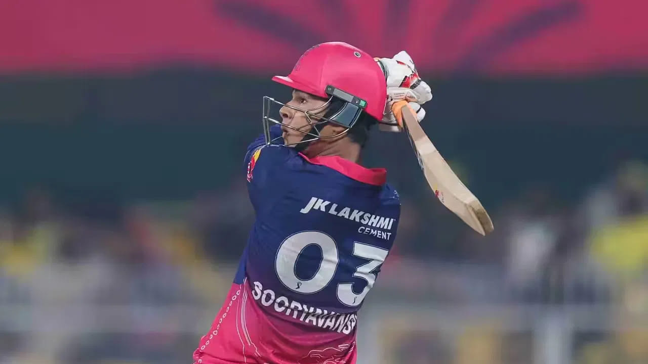 ಈ ಬಾರಿಯ ಐಪಿಎಲ್​ನಲ್ಲಿ ಈವರೆಗೆ 9 ಇನಿಂಗ್ಸ್ ಆಡಿರುವ ವೈಭವ್ ಸೂರ್ಯವಂಶಿ ಬರೋಬ್ಬರಿ 37 ಸಿಕ್ಸರ್​ಗಳನ್ನು ಸಿಡಿಸಿದ್ದಾರೆ. ಈ ಸಿಕ್ಸರ್​ಗಳೊಂದಿಗೆ ಐಪಿಎಲ್​ ಸೀಸನ್​ವೊಂದರಲ್ಲಿ ಅತ್ಯಧಿಕ ಸಿಕ್ಸ್ ಬಾರಿಸಿದ ದಾಖಲೆ ಬರೆಯುವತ್ತ ಹೆಜ್ಜೆಯನ್ನಿಟ್ಟಿದ್ದಾರೆ.