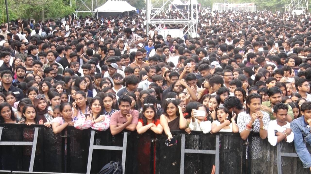 ಪ್ರೆಸಿಡೆನ್ಸಿ ವಿಶ್ವವಿದ್ಯಾಲಯದ ಕ್ಯಾಂಪಸ್​ನಲ್ಲಿ ಅದ್ಧೂರಿ ವೇದಿಕೆ ಮೂಲಕ 2 ದಿನಗಳ ಕಾಲ ಮ್ಯೂಸಿಕ್ ಫೆಸ್ಟ್ ಆಯೋಜನೆ ಮಾಡಿದ್ದು, ನಿನ್ನೆ ಬಾಲಿವುಡ್​ನ ಪ್ರಸಿದ್ಧ ಗಾಯಕ ಜಾವಿದ್ ಆಲಿ ತಮ್ಮ ಗಾಯನದ ಮೂಲಕ ರಂಜಿಸಿದರು. 
